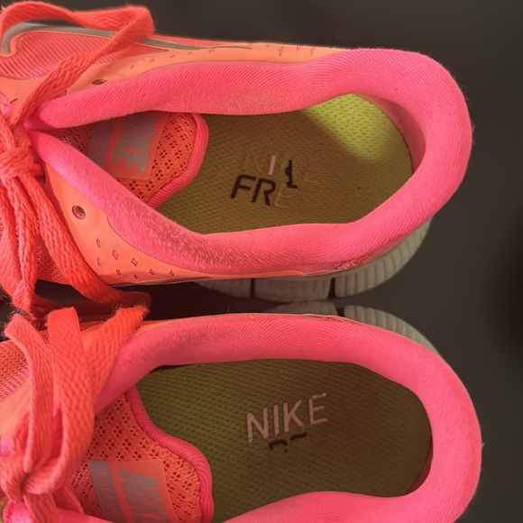 Nike “ FreeRun” running shoes in size 7.5. Beautiful melon color. Worn & clean - Picture 4 of 9